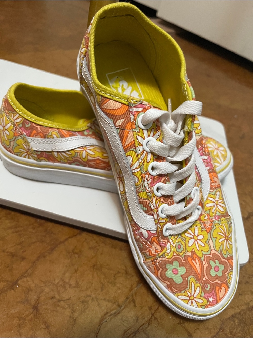 Vans Floral Low-Top Canvas Sneakers -NEW. Mens Sz 5.0 or Women’s 6.5